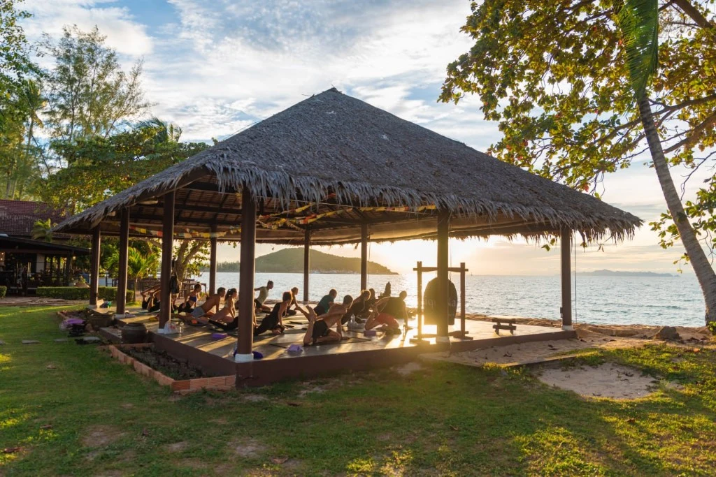 Йога-площадка на берегу моря в Satva Samui — занятия на закате